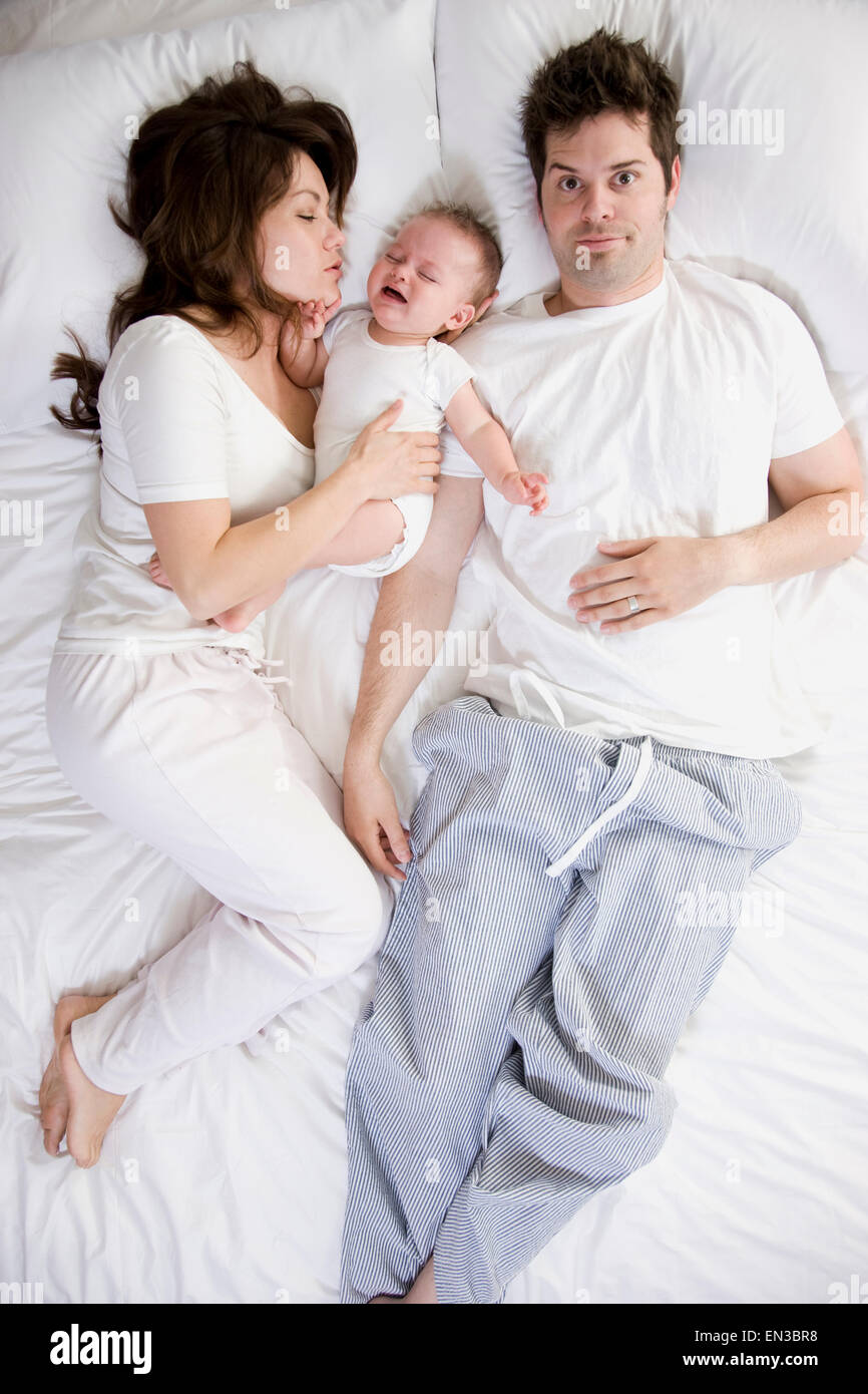 Giovane e il bambino a letto Foto Stock