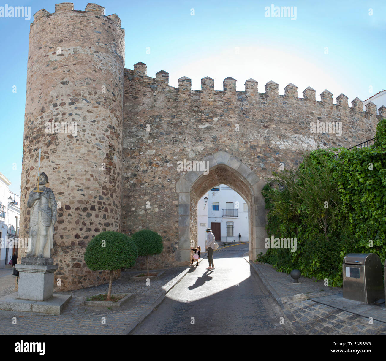 Gate di Burgos, Jerez de los Caballeros, Spagna. Famoso villaggio con torri in stile mudejar e roccaforte Templat Foto Stock