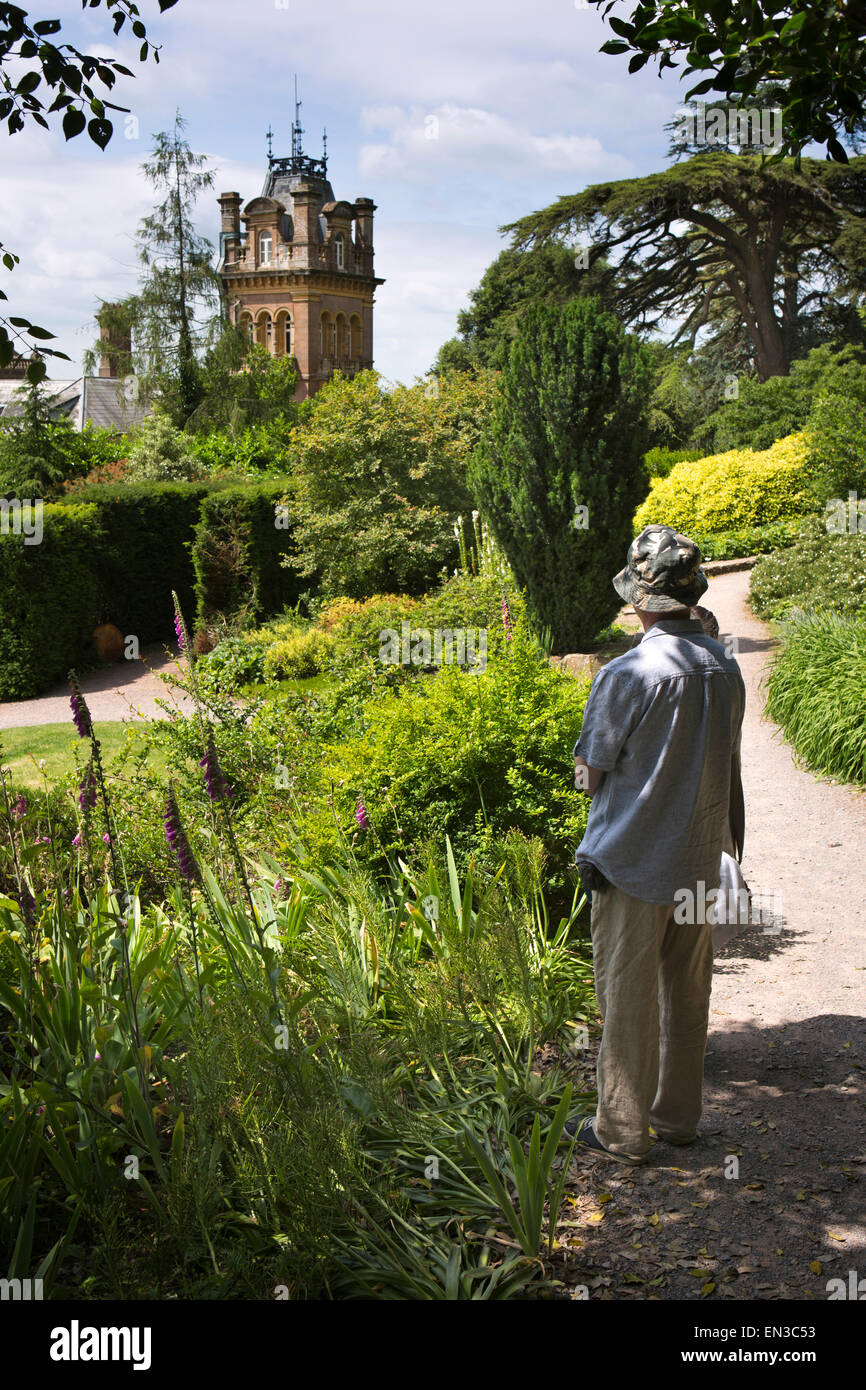 Regno Unito, Inghilterra, Somerset, Cheddon Fitzpaine, Hestercombe Gardens, i visitatori nel periodo Vittoriano arbusti giardino Foto Stock