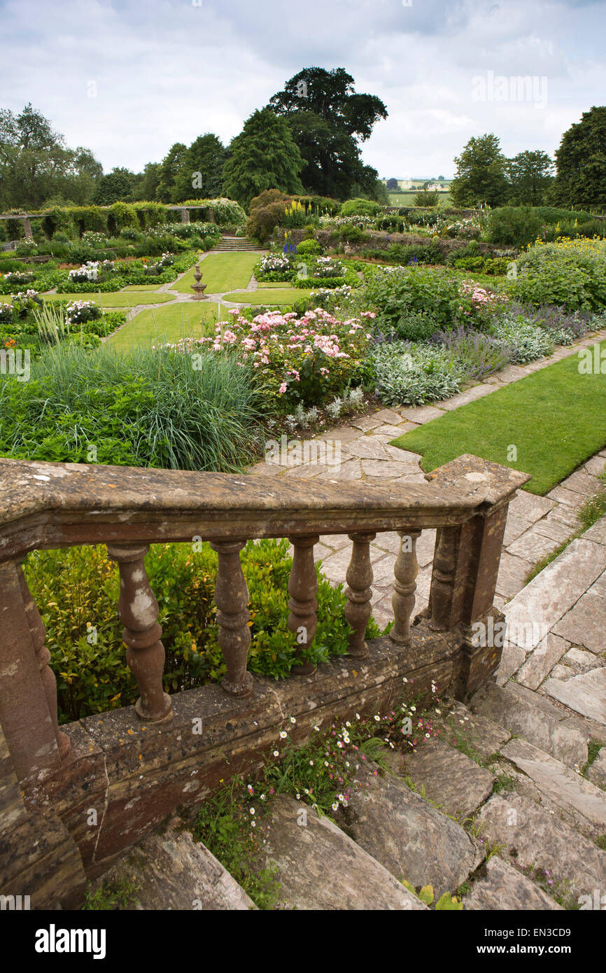 Regno Unito, Inghilterra, Somerset, Cheddon Fitzpaine, Hestercombe Gardens, gradini in pietra che conduce al Grande Plat Foto Stock