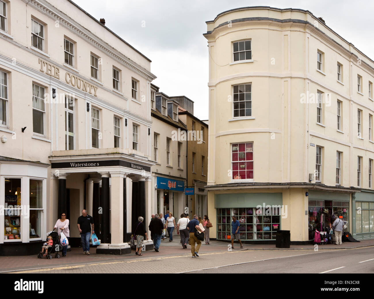 Regno Unito, Inghilterra, Somerset, Taunton, East Street, Waterstones, ex County Hotel, e Cheapside Regency building Foto Stock