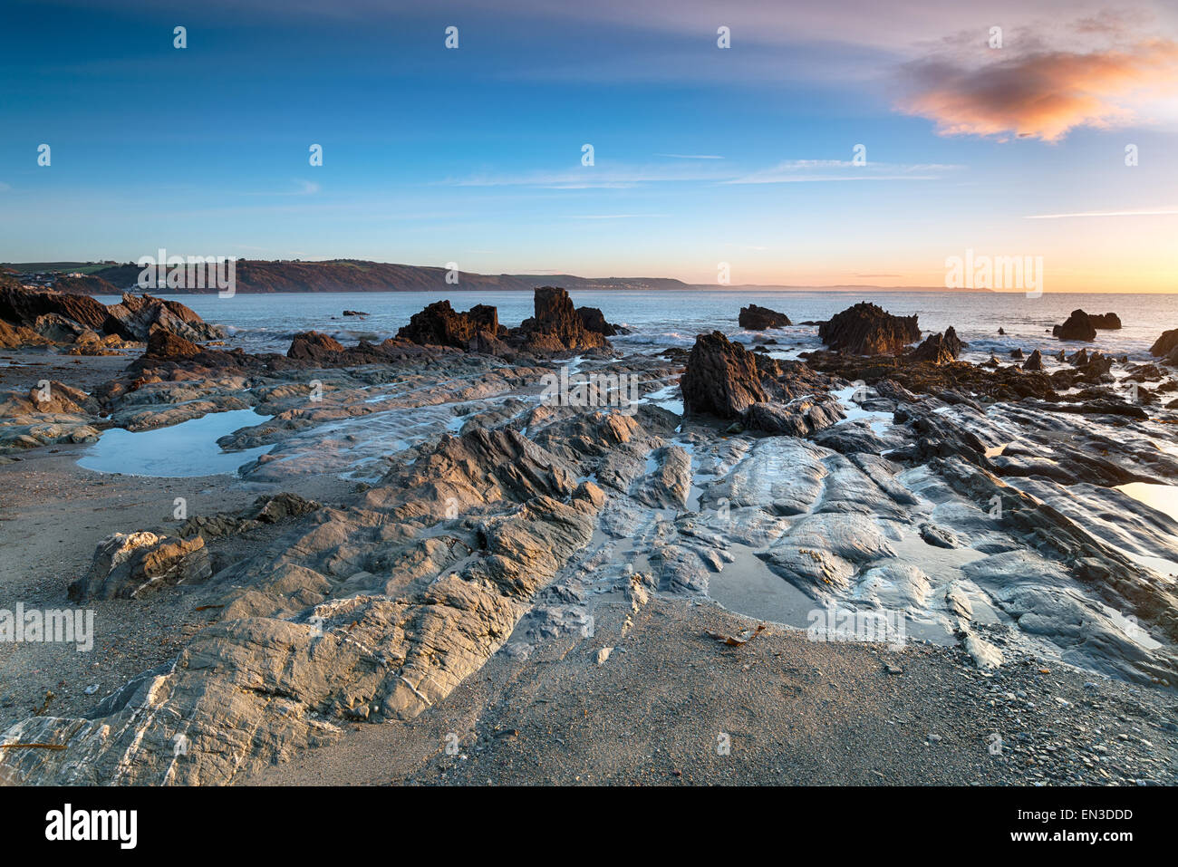 Bassa marea a Hannafore spiaggia a Looe in Cornovaglia Foto Stock