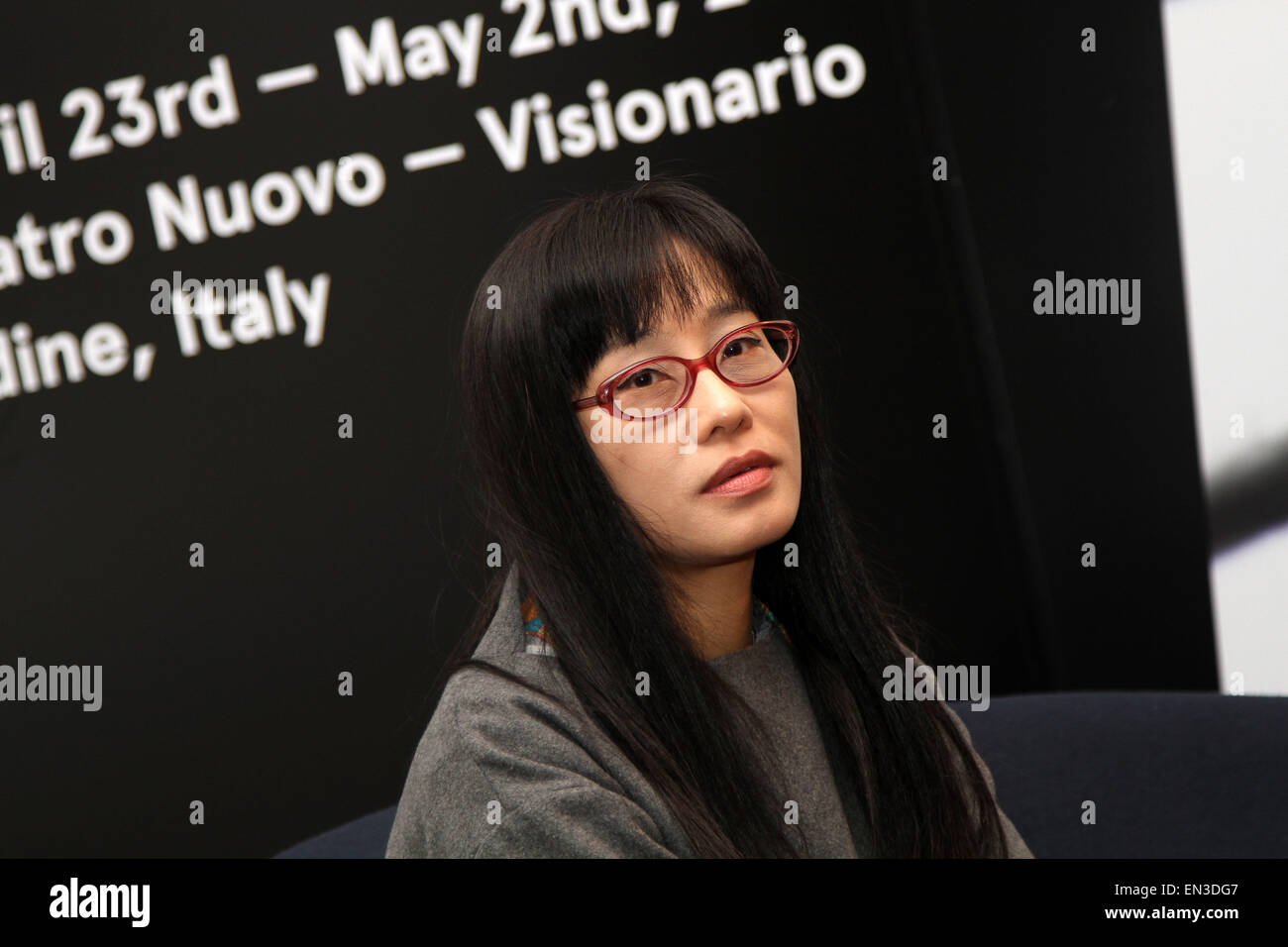 Udine, Italia: Hong Kong di sceneggiatore Erica li frequentano il Feff colloqui (pubblico e di stampa) del film "ara" presentato premiere europeo al XVII Estremo Oriente Film Festival di Lunedì 27 Aprile 2015 presso il Nuovo Teatro Giovanni a Udine, Italia. Foto Stock