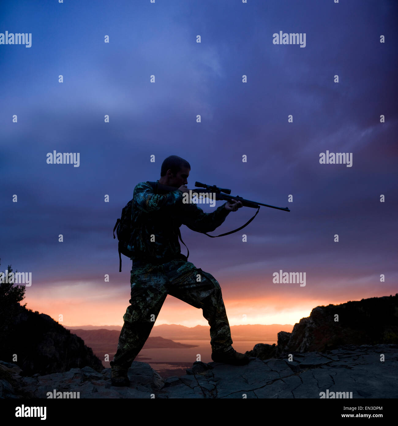 Hunter contro un tramonto Foto Stock