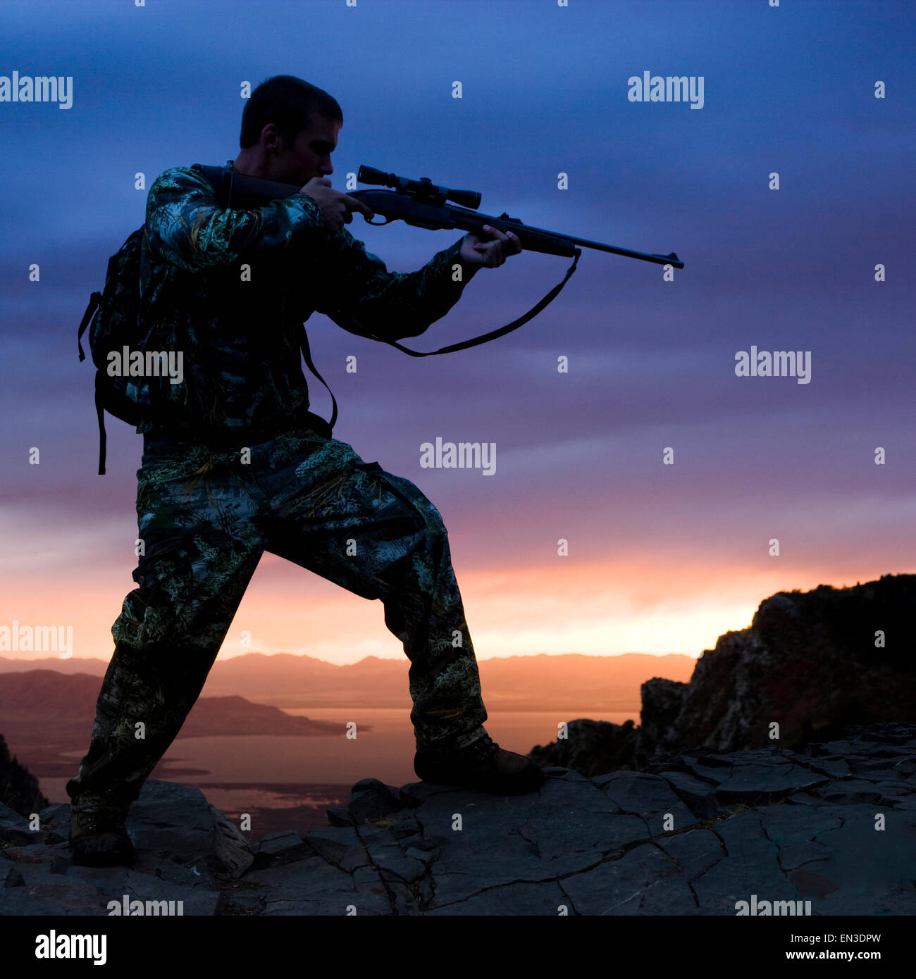 Hunter contro un tramonto Foto Stock