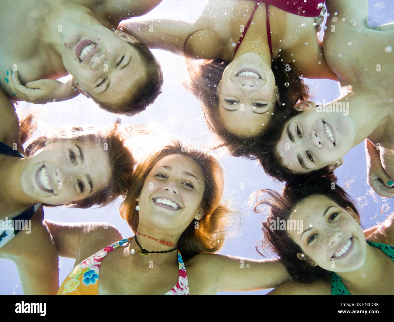 Gli adolescenti in una piscina Foto Stock