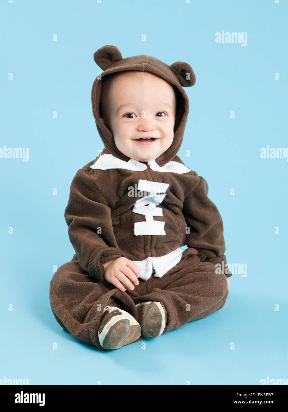 Ritratto di baby boy (12-17 mesi) in costume di calcio Foto Stock