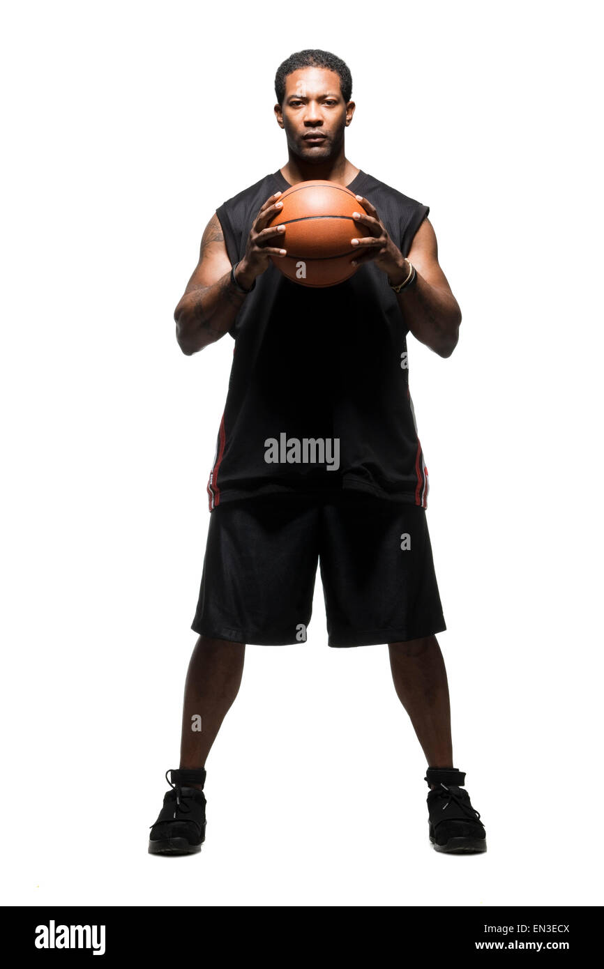 Metà uomo adulto tenendo la pallacanestro Foto Stock