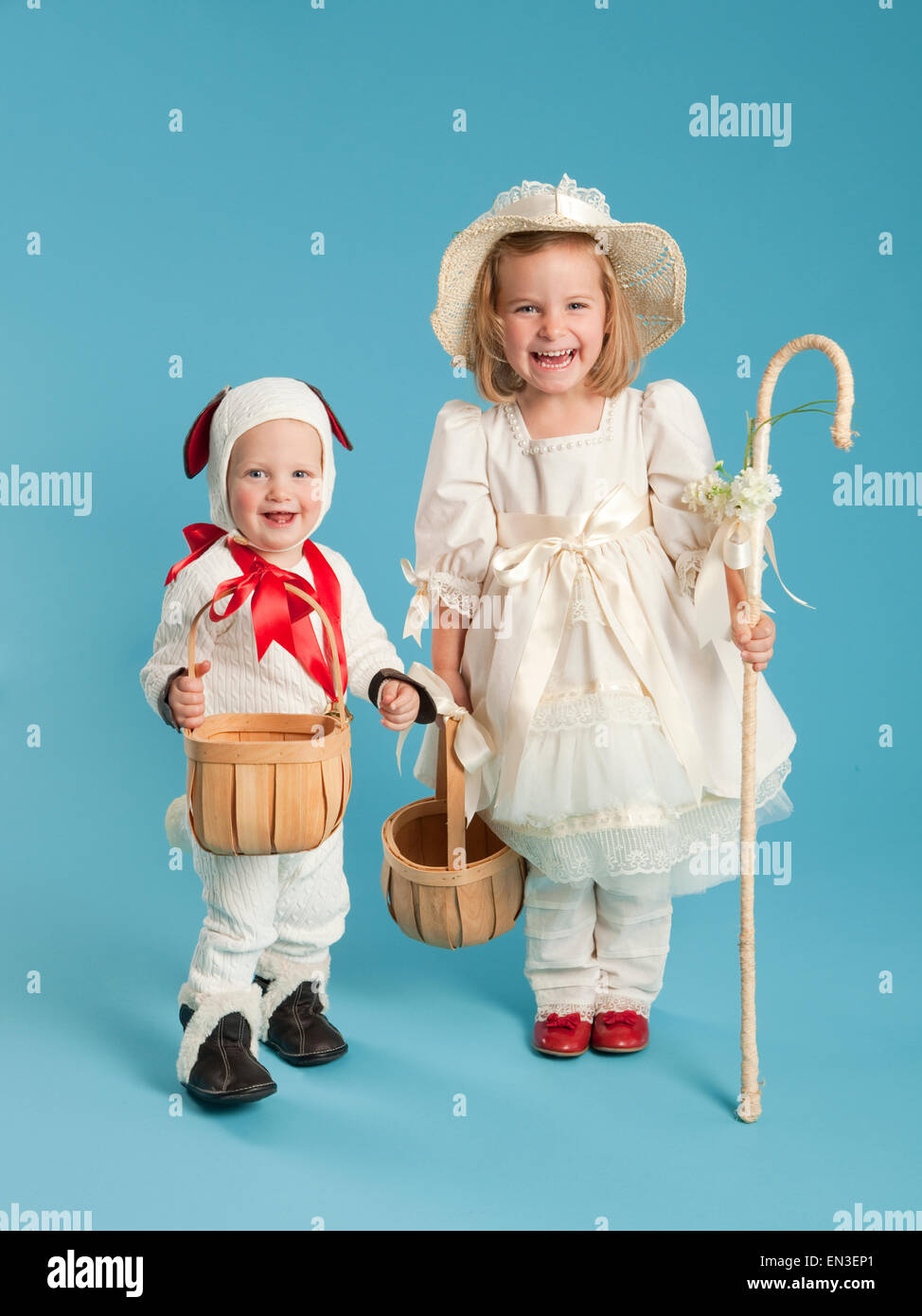 Ritratto di ragazza (2-3) come Little Bo Peep con ragazzo (12-17 mesi) come agnello per Halloween Foto Stock