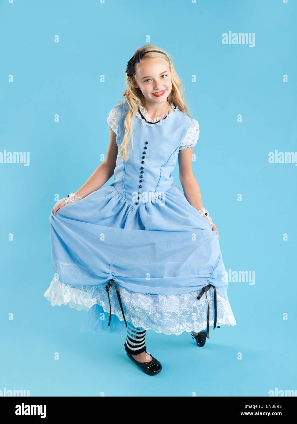 Ritratto di ragazza (10-11) in Alice nel Paese delle Meraviglie costume per  Halloween Foto stock - Alamy