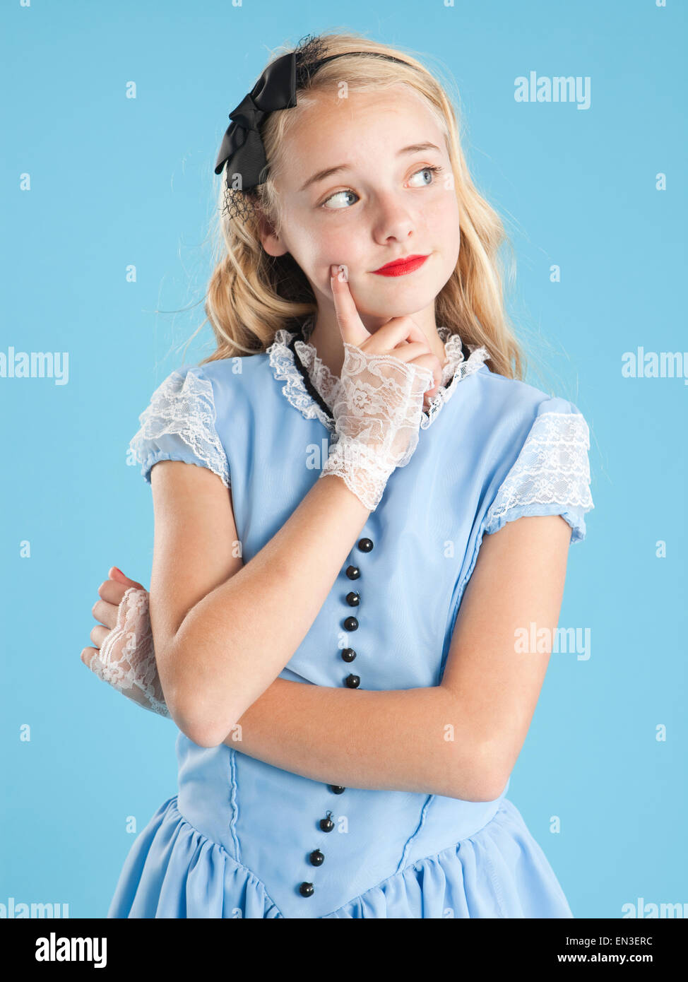 La ragazza (10-11) in Alice nel Paese delle Meraviglie costume per  Halloween Foto stock - Alamy