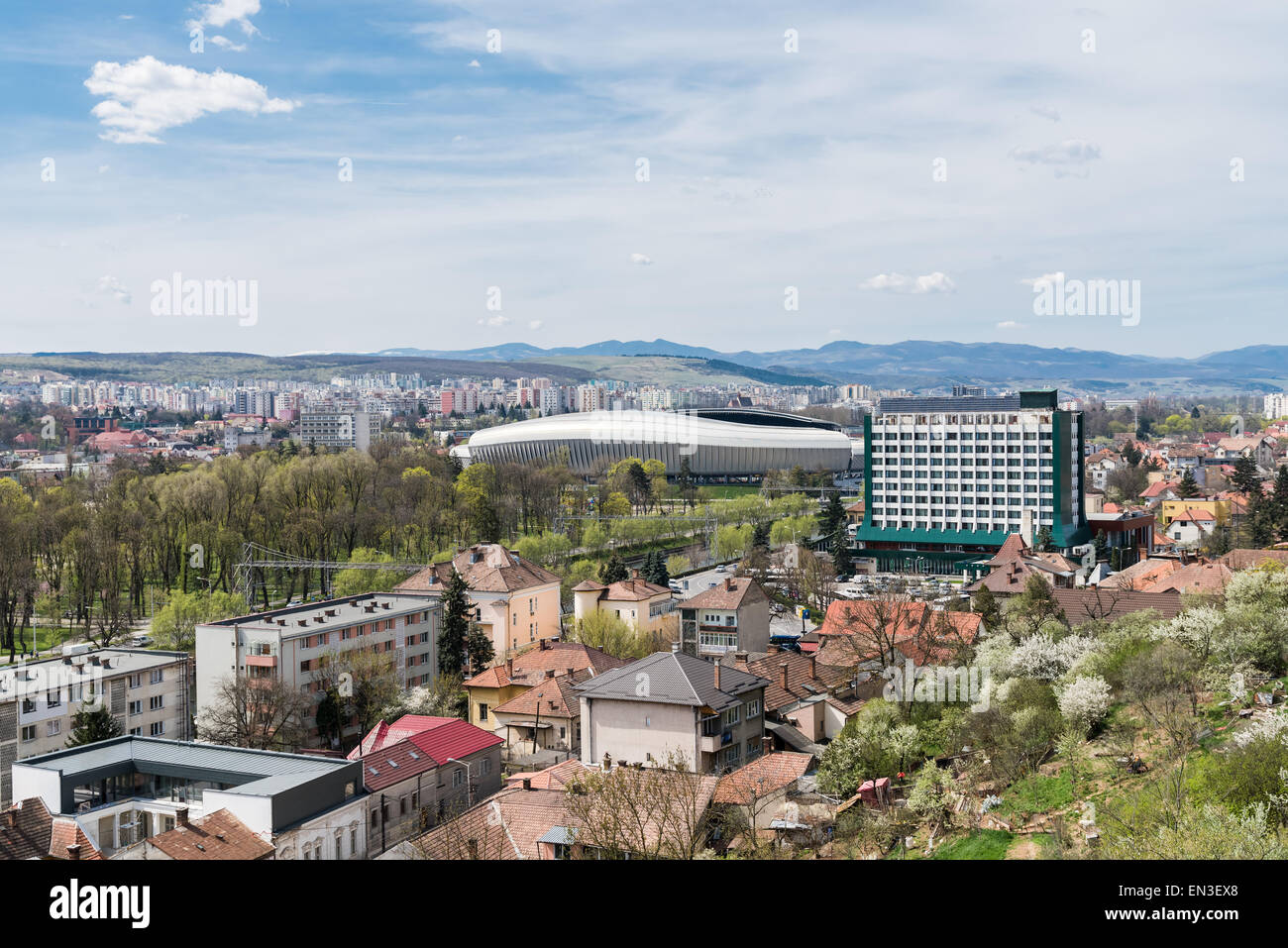 Alta Vista di Cluj Napoca edifici della città e lo stadio in Romania Foto Stock