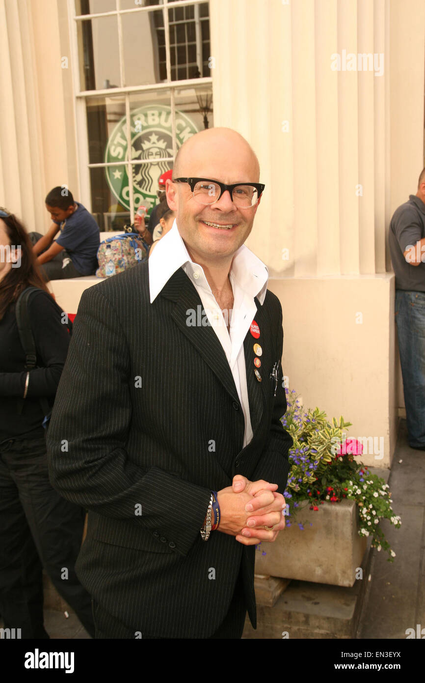 Il comico harry Hill lanciando il Motcomb Street party a Londra in aiuto delle forze armate Foto Stock