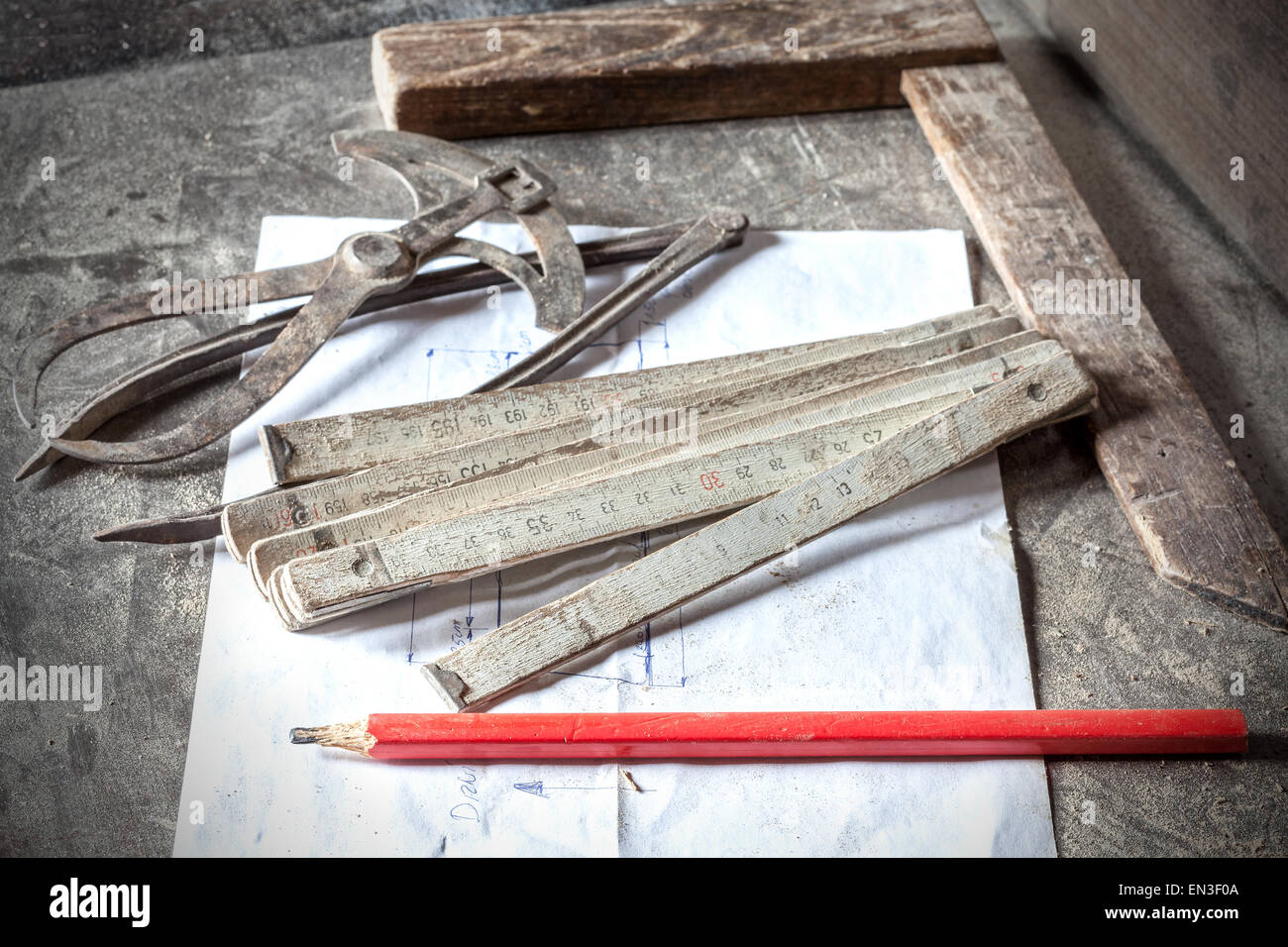 Tradizionale vecchio falegname gli strumenti sul tavolo in metallo. Foto Stock