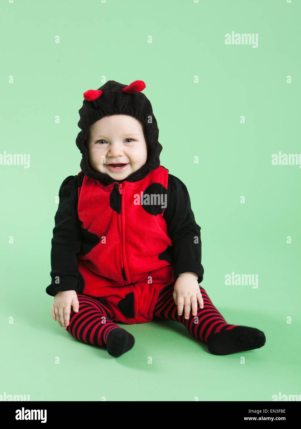 Ritratto di bambina (6-11 mesi) in coccinelle costume per Halloween Foto Stock