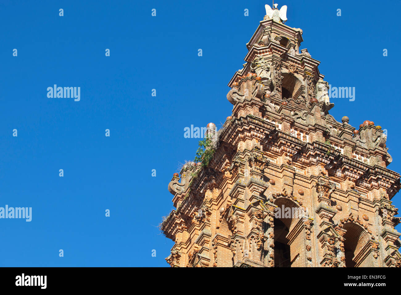 Torre della chiesa di San Miguel a Jerez de los Caballeros, Badajoz, Spagna. Stile mudéjar Foto Stock