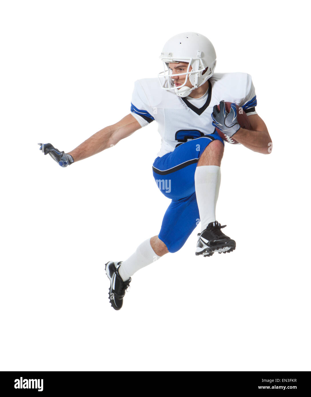 Maschio di giocatore di football americano in esecuzione con sfera, studio shot Foto Stock