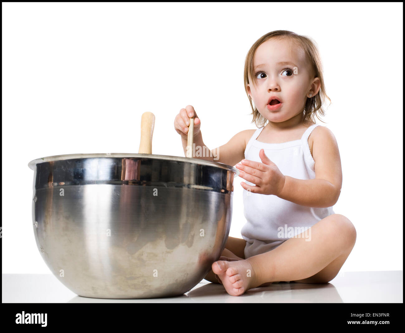 Bambina e un recipiente di miscelazione Foto Stock