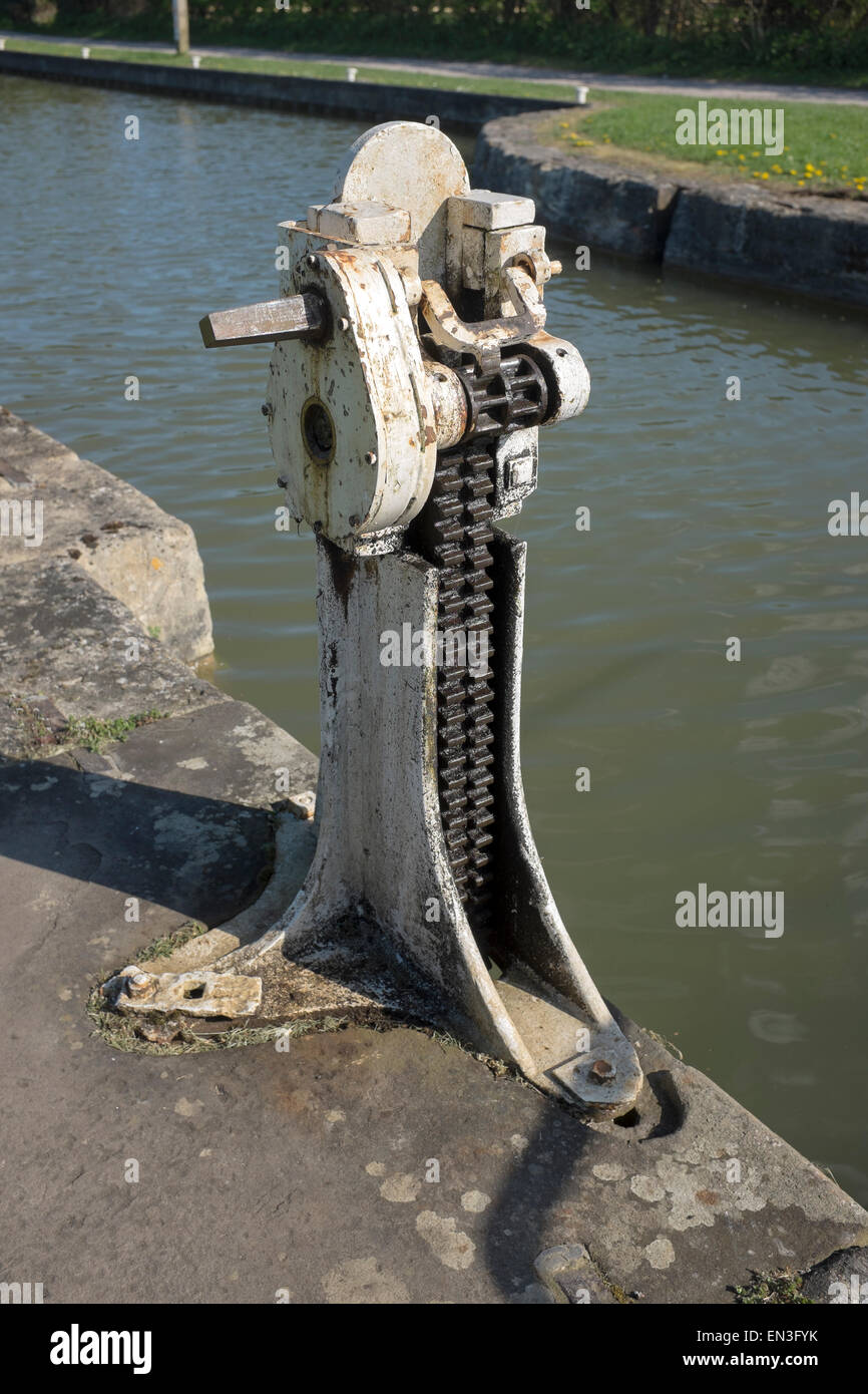 Bloccare il portellone di apertura ingranaggio di avvolgimento sul Kennet and Avon Canal a Devizes nel Wiltshire, Inghilterra REGNO UNITO Foto Stock
