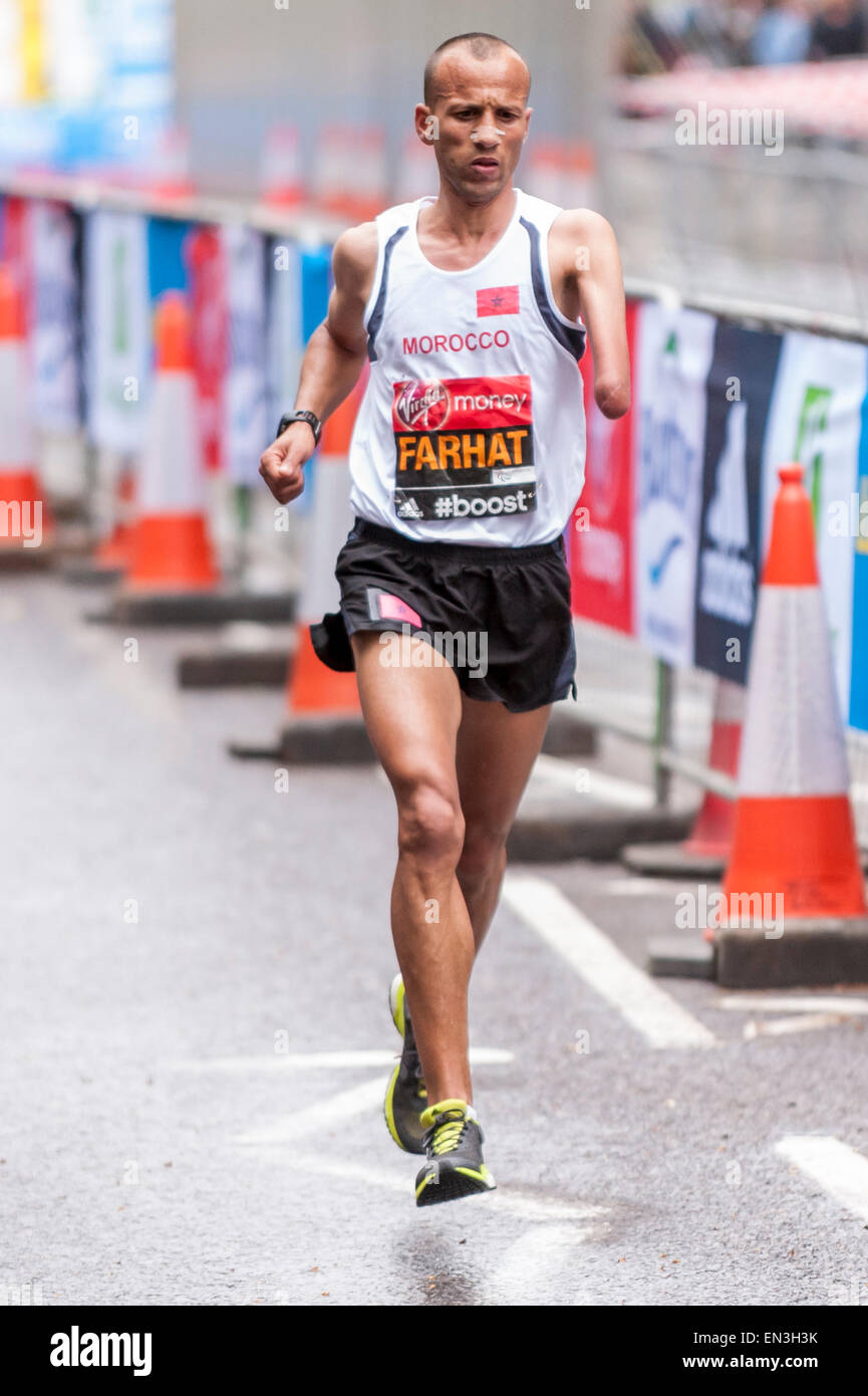 Londra, Regno Unito. Il 26 aprile 2015. Ahmed Farhat (MAR) prendendo parte al Comitato Paralimpico Internazionale (IPC) Atletica Campionati del Mondo Marathon presso l'autostrada, Vicino miglio 13, durante la Vergine denaro maratona di Londra. Credito: Stephen Chung / Alamy Live News Foto Stock