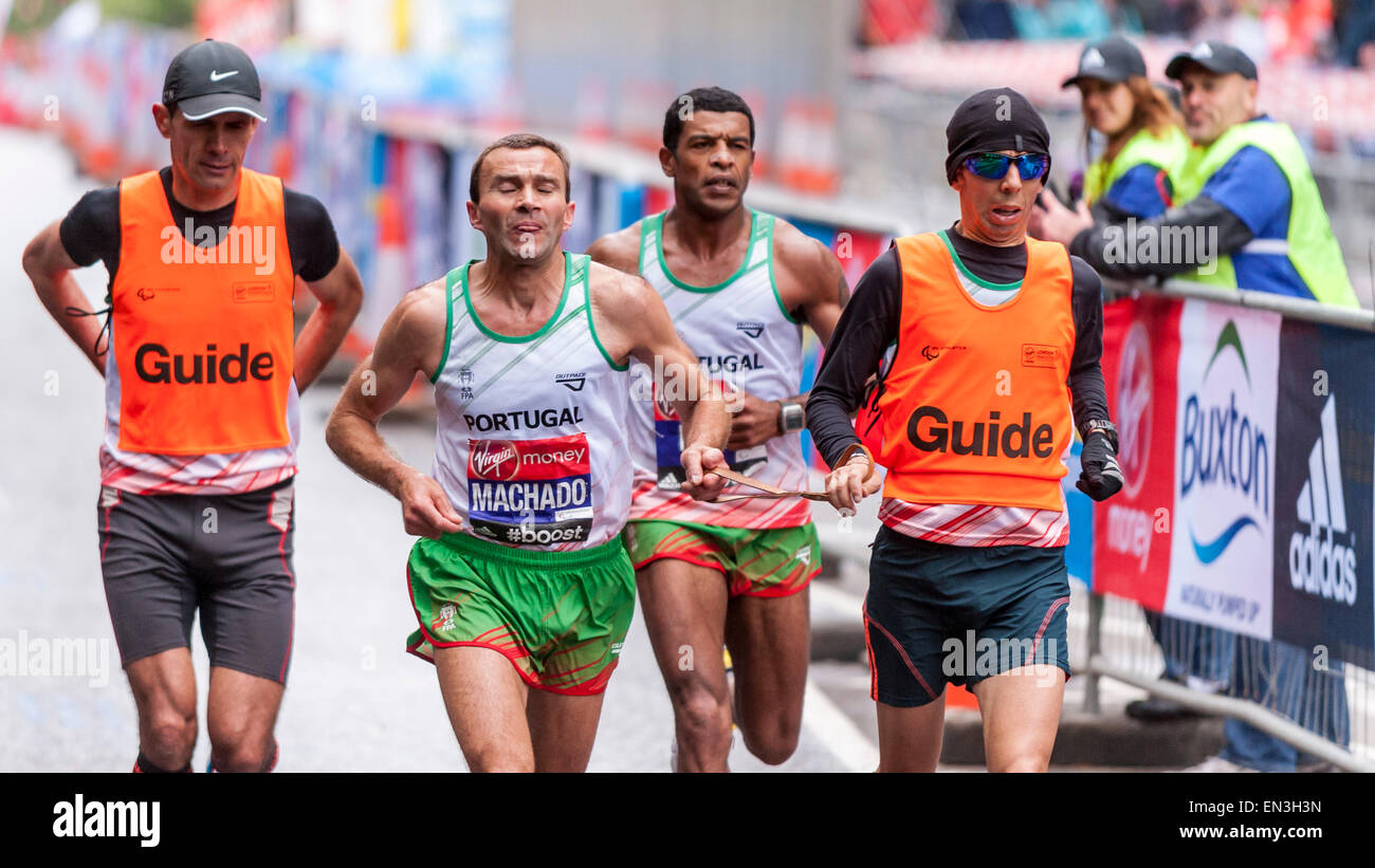 Londra, Regno Unito. Il 26 aprile 2015. Joaquim Machado (POR) e guida di prendere parte al Comitato Paralimpico Internazionale (IPC) Atletica Campionati del Mondo Marathon presso l'autostrada, Vicino miglio 13, durante la Vergine denaro maratona di Londra. Credito: Stephen Chung / Alamy Live News Foto Stock