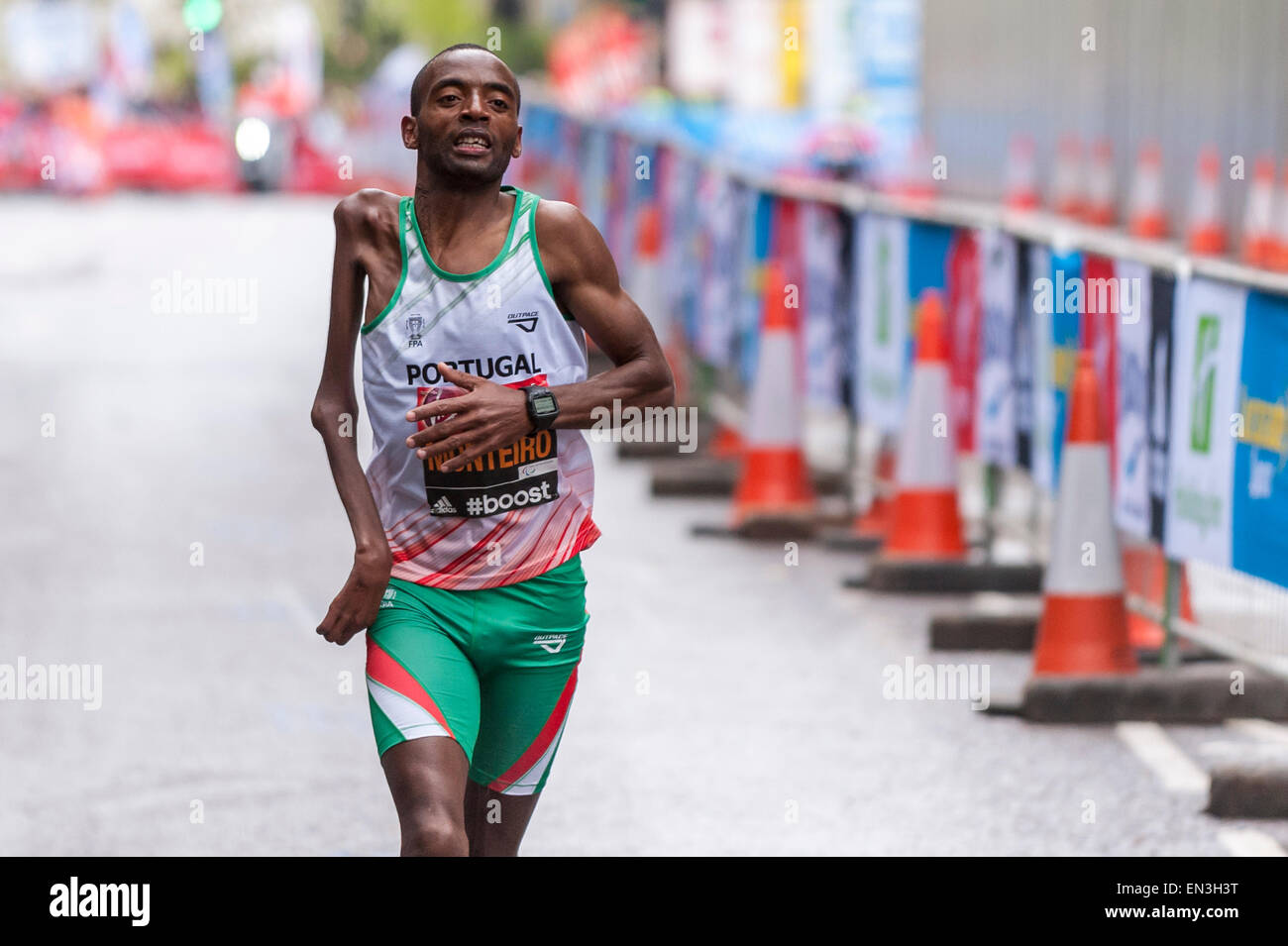 Londra, Regno Unito. Il 26 aprile 2015. Jose Monteiro (POR) prendendo parte al Comitato Paralimpico Internazionale (IPC) Atletica Campionati del Mondo Marathon presso l'autostrada, Vicino miglio 13, durante la Vergine denaro maratona di Londra. Credito: Stephen Chung / Alamy Live News Foto Stock