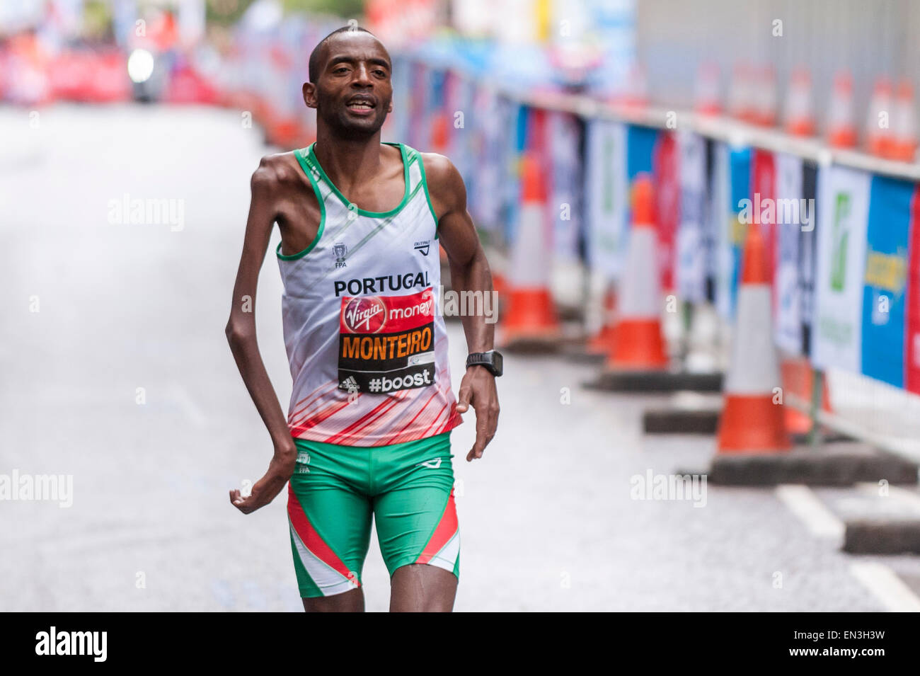 Londra, Regno Unito. Il 26 aprile 2015. Jose Monteiro (POR) prendendo parte al Comitato Paralimpico Internazionale (IPC) Atletica Campionati del Mondo Marathon presso l'autostrada, Vicino miglio 13, durante la Vergine denaro maratona di Londra. Credito: Stephen Chung / Alamy Live News Foto Stock