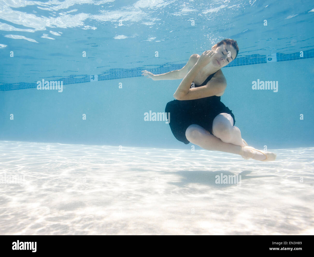 Stati Uniti d'America, Utah, Orem, Femmina ballerina sotto l'acqua Foto Stock