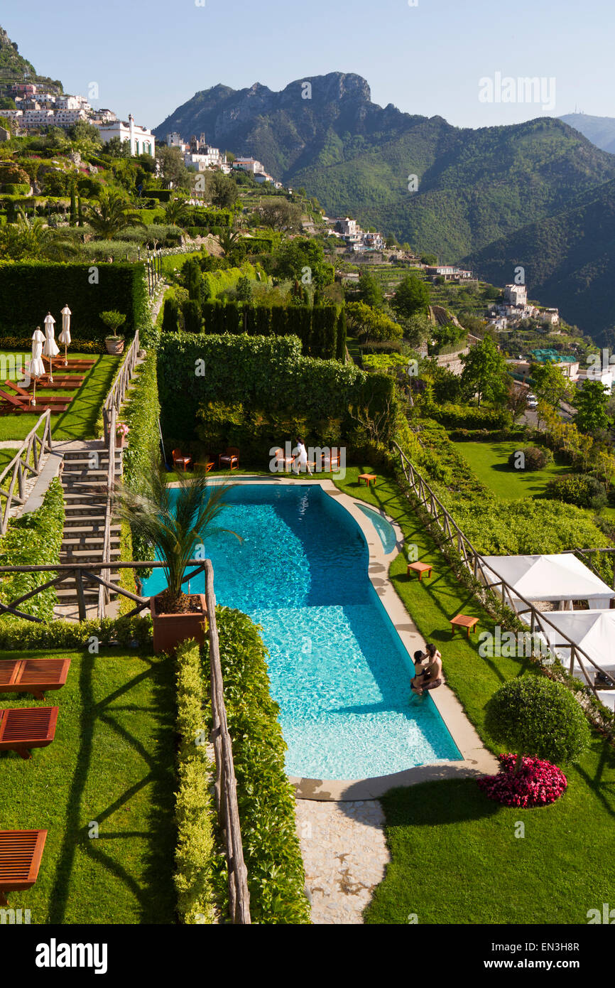 L'Italia, Ravello, terrazza con piscina esterna e un paio di baciare Foto Stock