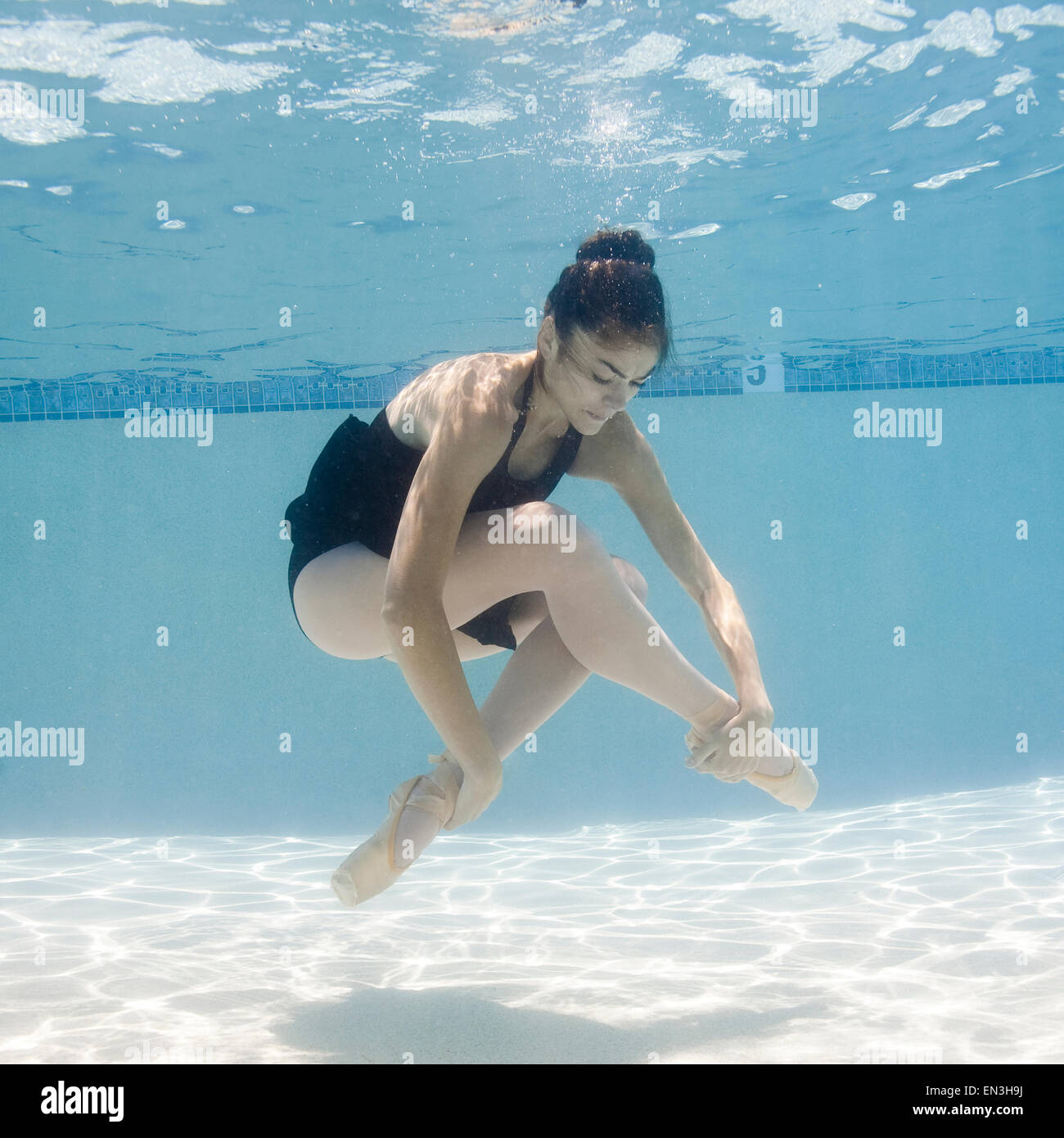Stati Uniti d'America, Utah, Orem, Femmina ballerina sotto l'acqua Foto Stock