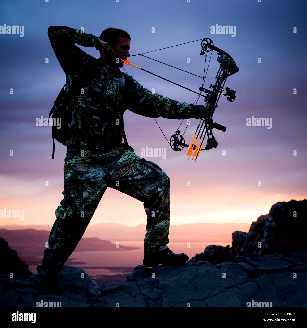 Hunter contro un tramonto Foto Stock