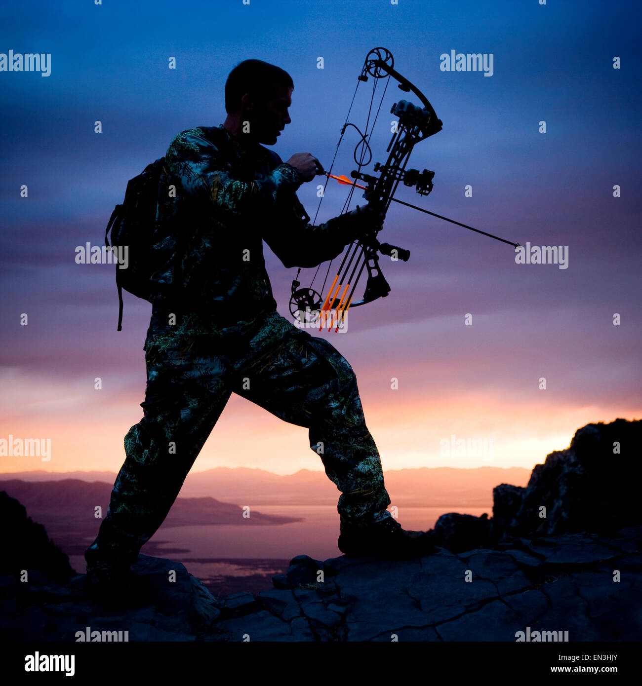 Hunter contro un tramonto Foto Stock