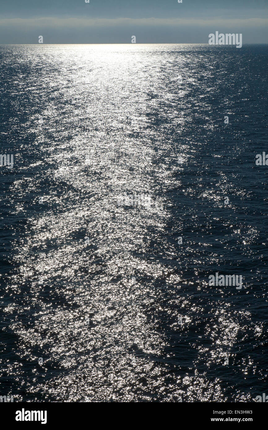 La luce del sole al tramonto sulle calme acque del Mar Mediterraneo Foto Stock