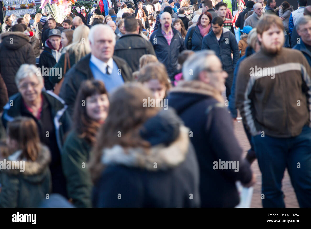 Una folla di gente che lo shopping di Natale nel centro di Ipswich, Suffolk, Inghilterra, Regno Unito Foto Stock