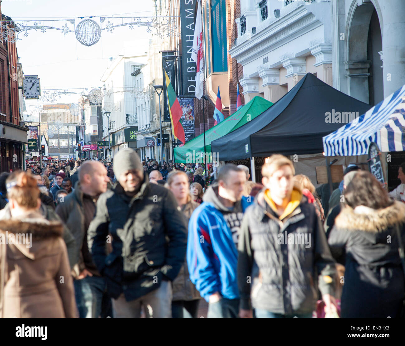 Una folla di gente che lo shopping di Natale nel centro di Ipswich, Suffolk, Inghilterra, Regno Unito Foto Stock