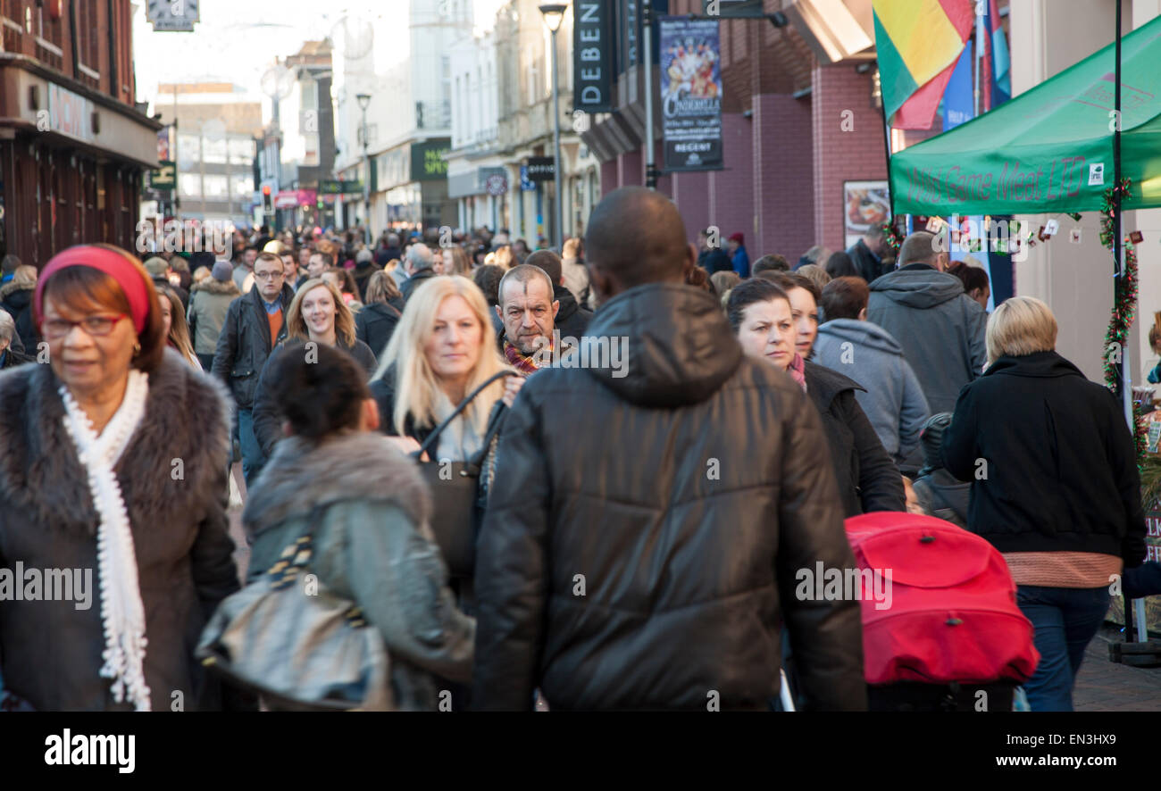 Una folla di gente che lo shopping di Natale nel centro di Ipswich, Suffolk, Inghilterra, Regno Unito Foto Stock