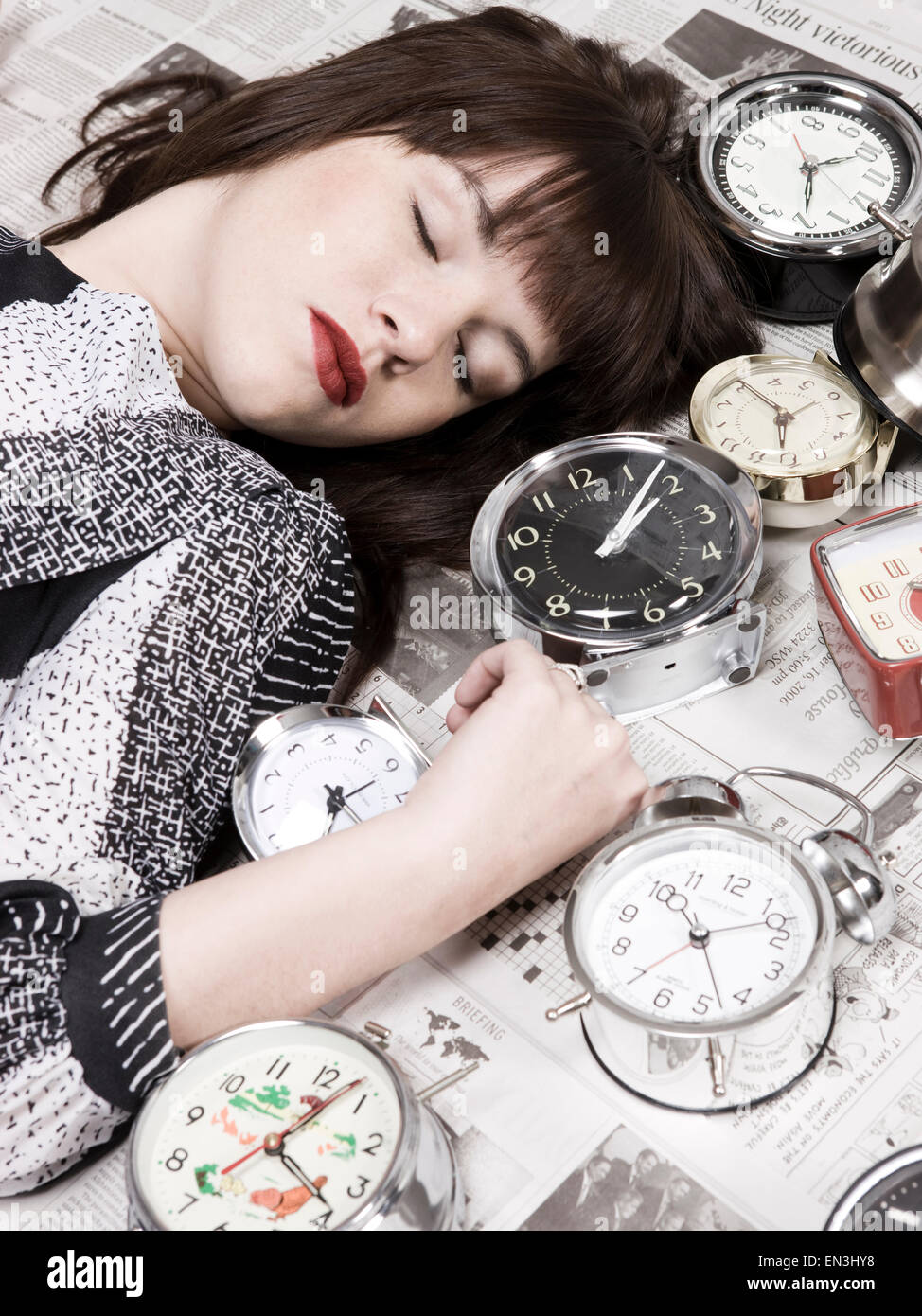Studio shot di donna addormentata e sveglia Foto Stock