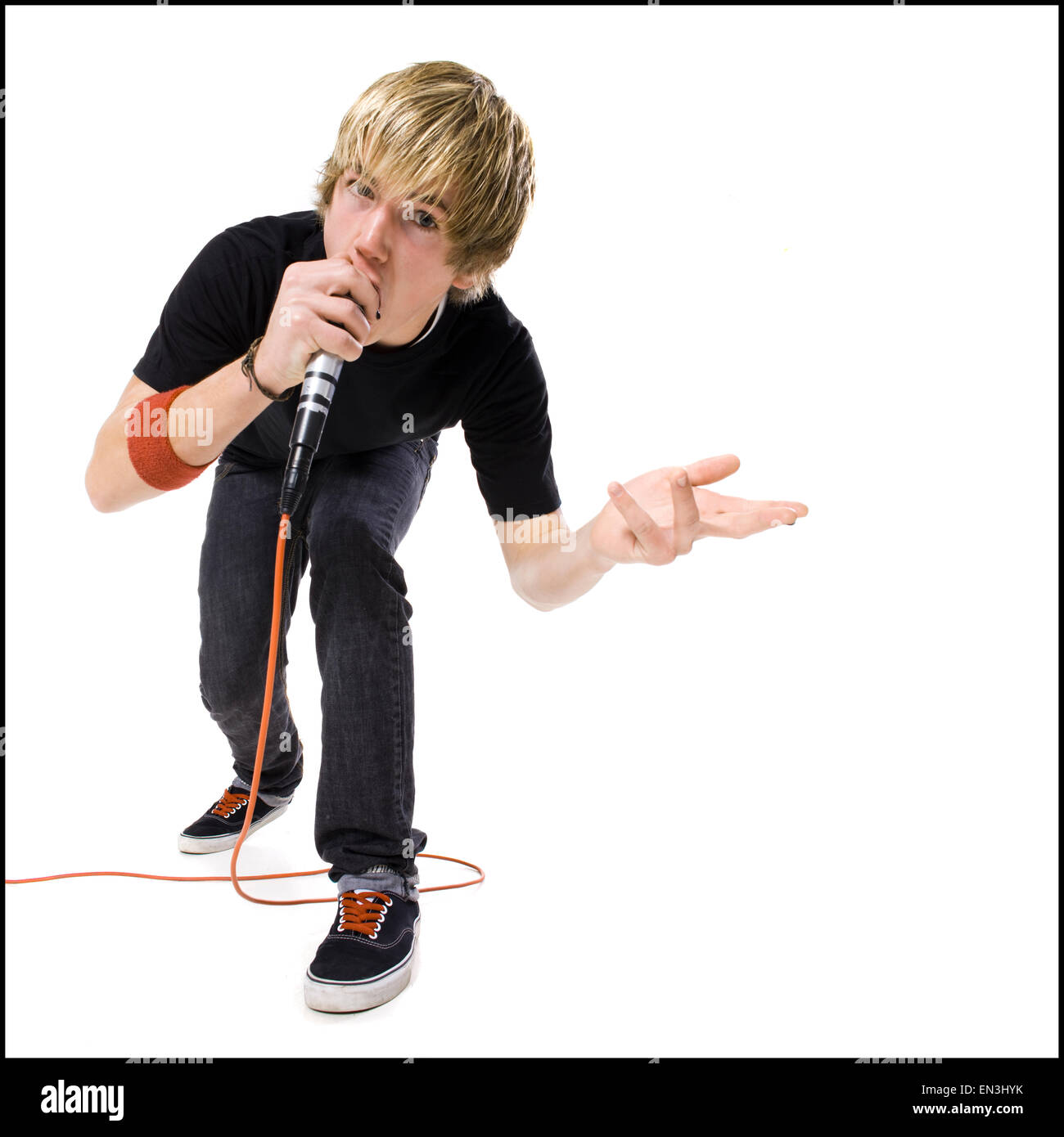 Teenage il cantante rock con un microfono Foto Stock