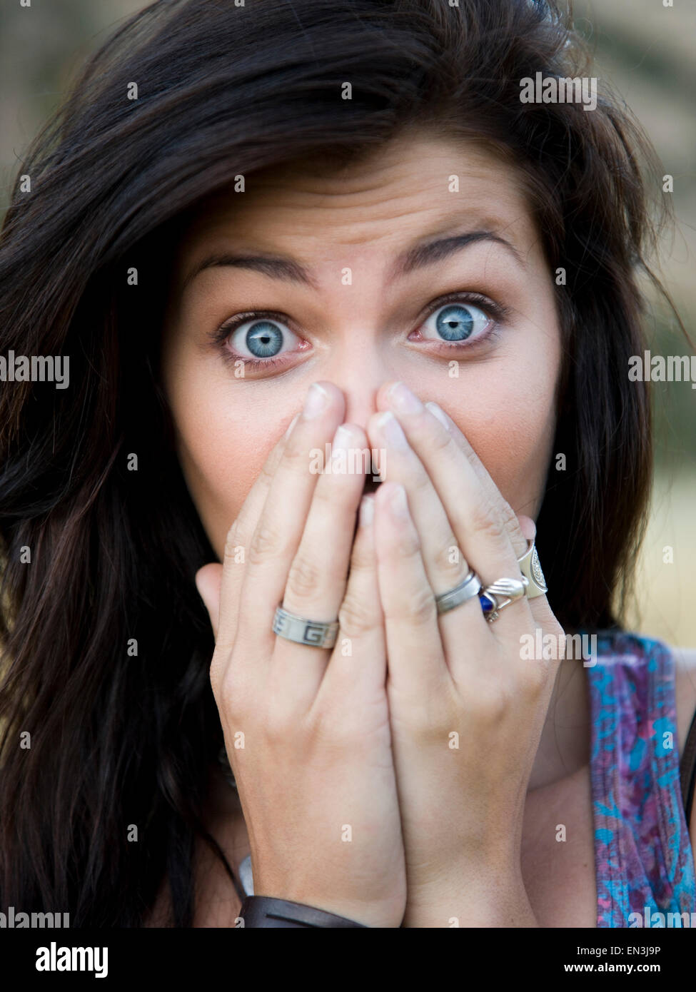 Stati Uniti d'America, Utah, sud Forcella, Ritratto di sorpreso ragazza adolescente (16-17) che copre la bocca con le mani Foto Stock
