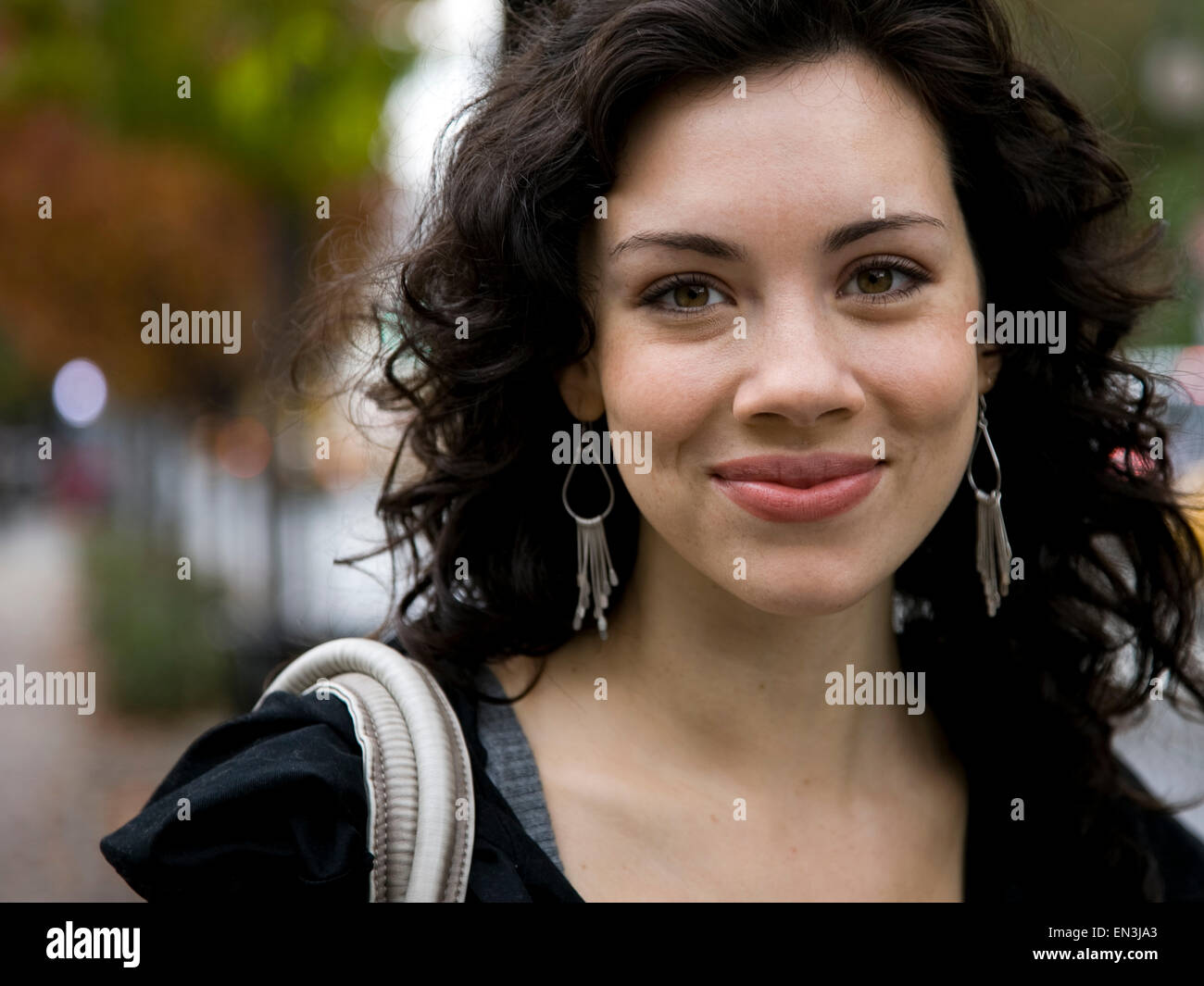 Stati Uniti d'America, New York Manhattan, Greenwich Village, Ritratto di sorridere giovane donna Foto Stock