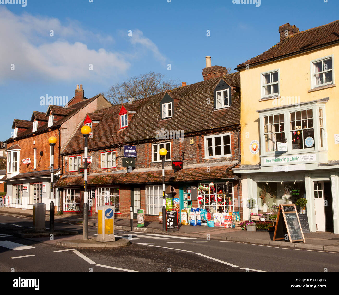 Edifici storici e negozi, Marlborough, Wiltshire, Inghilterra, Regno Unito Foto Stock