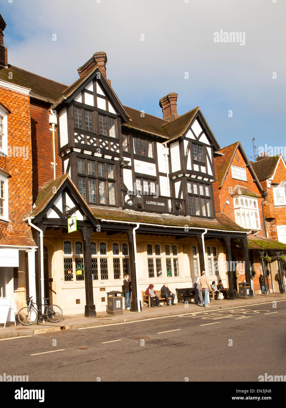 Lloyds high street filiale di banca in centro storico a struttura mista in legno e muratura edificio, Marlborough, Wiltshire, Inghilterra, Regno Unito Foto Stock