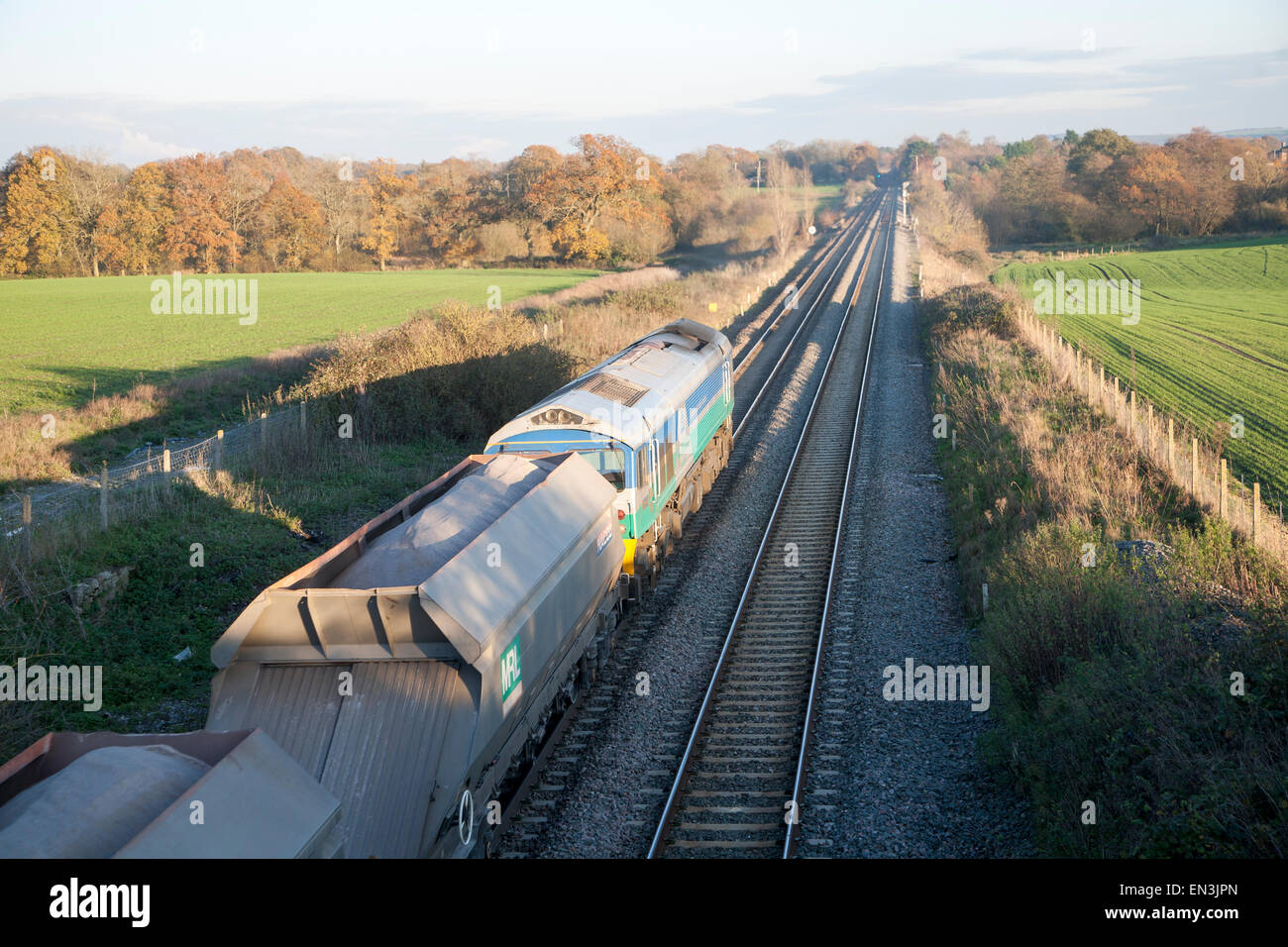 Aprire i vagoni del treno merci sulla costa ovest mainline a Woodborough, Wiltshire, Inghilterra, Regno Unito Foto Stock