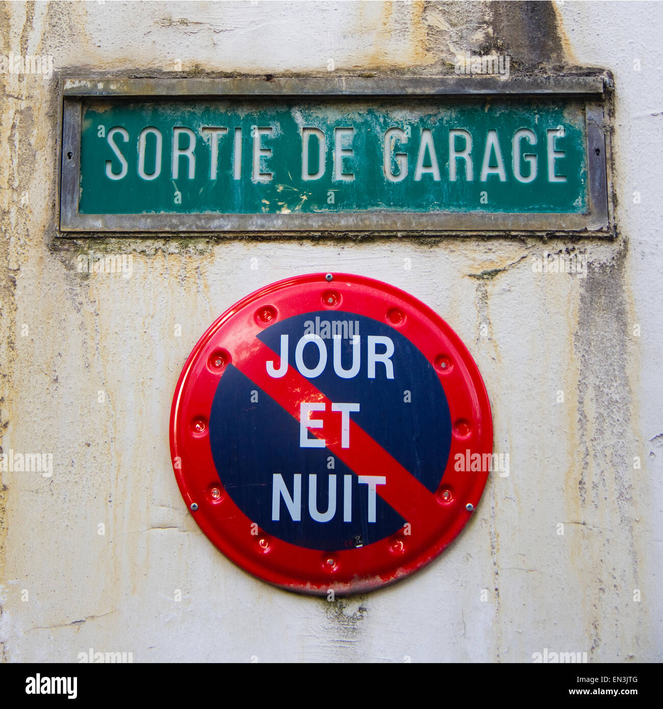 Francia, Parigi, segnali di informazione sulla parete Foto Stock
