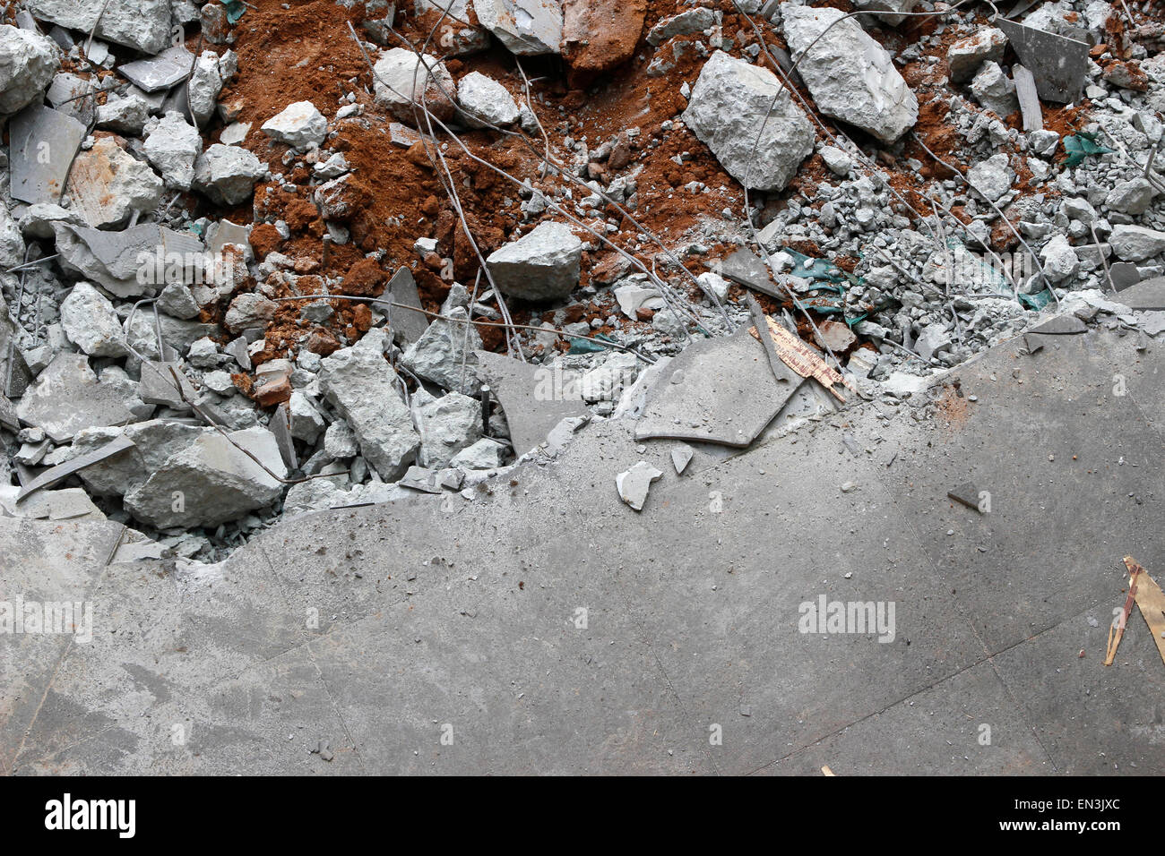 Distruzione da la rottura di una lastra di pavimento concreta Foto Stock