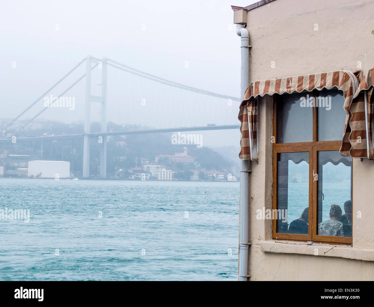 Vista dal quartiere Üsküdar di Istanbul al Ponte sul Bosforo, sulla destra un ristorante Foto Stock