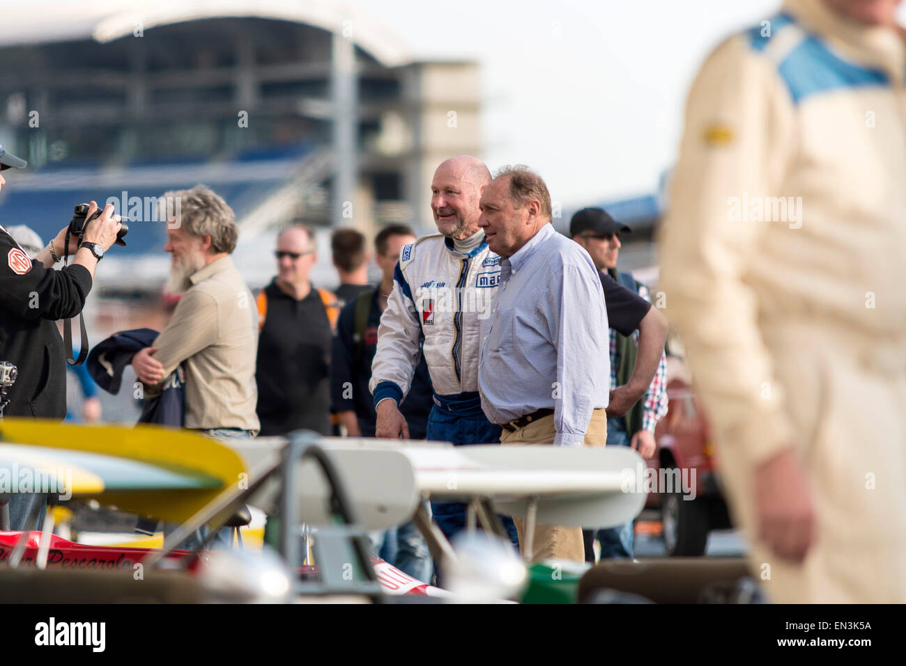 Jochen Mass parlando con i piloti su Hockenheim Ring, Germania Foto Stock