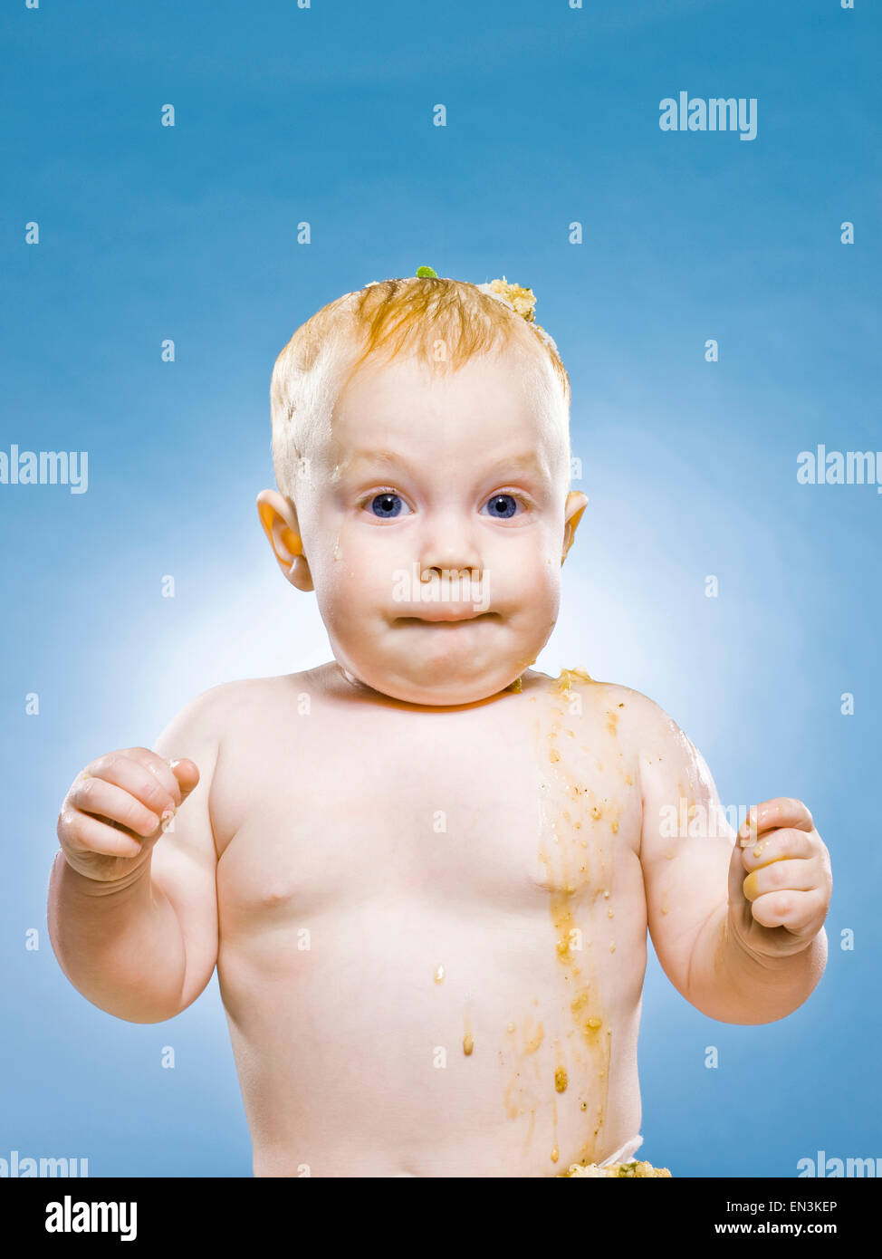 Baby boy contemplati nei prodotti alimentari Foto Stock
