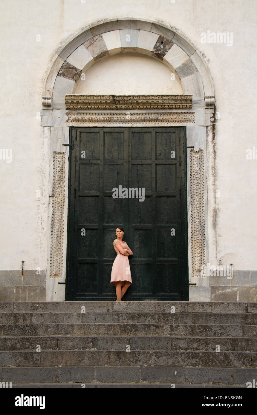 L'Italia, Ravello, donna in piedi di fronte a porte chiuse Foto Stock