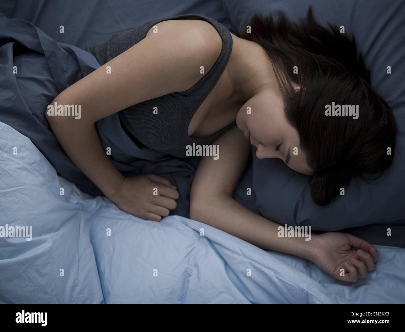 La donna a letto Foto Stock